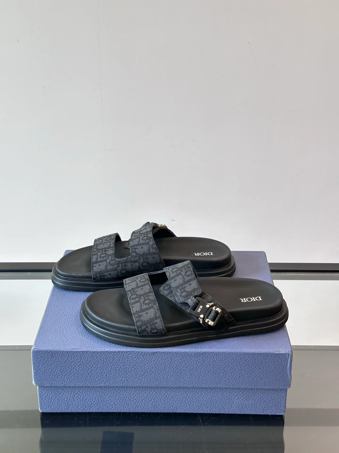 Factory price: 300💰Dior Aqua men's sandals and slippers. Showcasing Dior haute couture design. The Dior gray suede strap is accented with an aluminum Dior buckle for added style. Paired with a comfortable tonal notch sole, they pair easily with shorts or jeans for a sophisticated look. Main body: suede cow leather, technical fabric lining: cow leather, with adjustable straps, aluminum Dior buckle, Dior gray EVA insole, tonal notch rubber outsole splicing structure👌👌 size: 38-44 (45.46 customized)